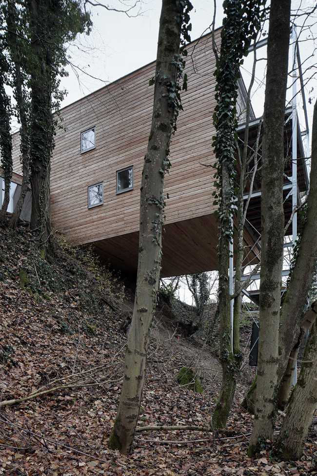 Casa tra gli alberi sospesa su una struttura in acciaio