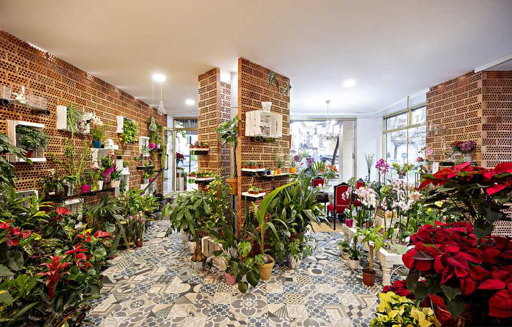 Tienda de flores con paredes de ladrillo perforadas
