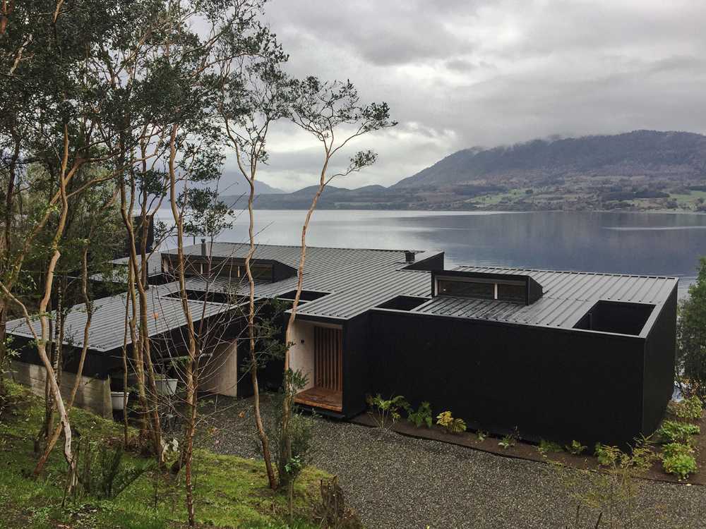 Volume in wood overlooking the lake