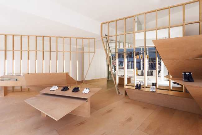 Tienda de zapatos interior de abedul