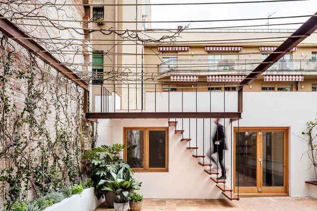 Internal courtyard with metal structure