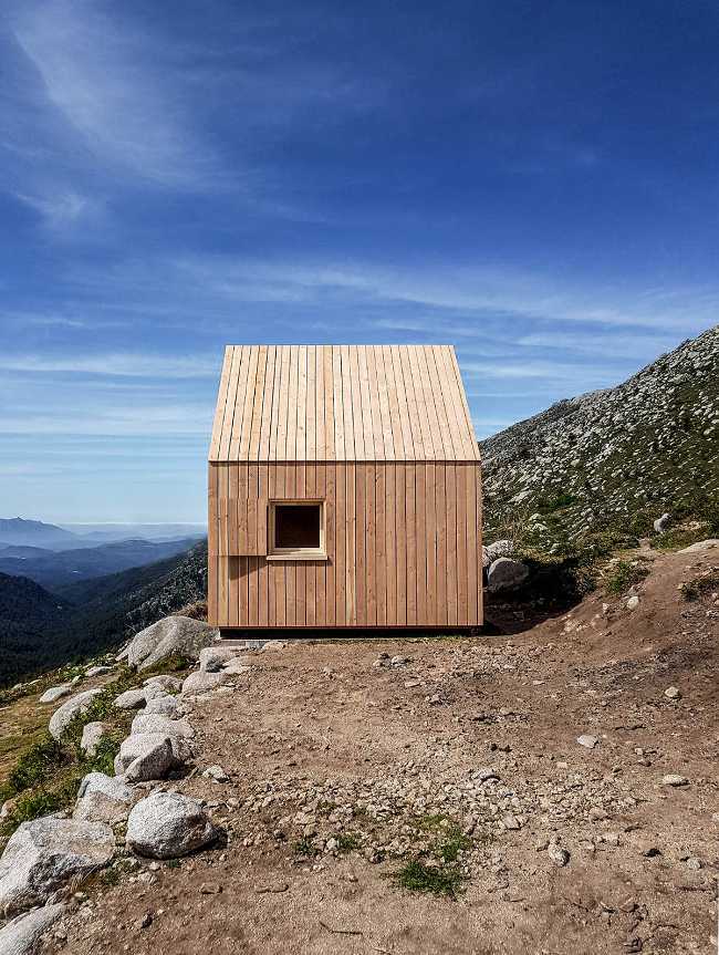 Rifugio compatto in legno