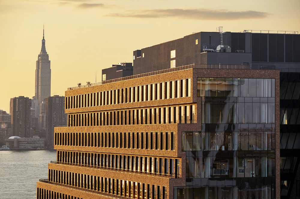 Edificio de oficinas de ladrillo y vidrio de Nueva York