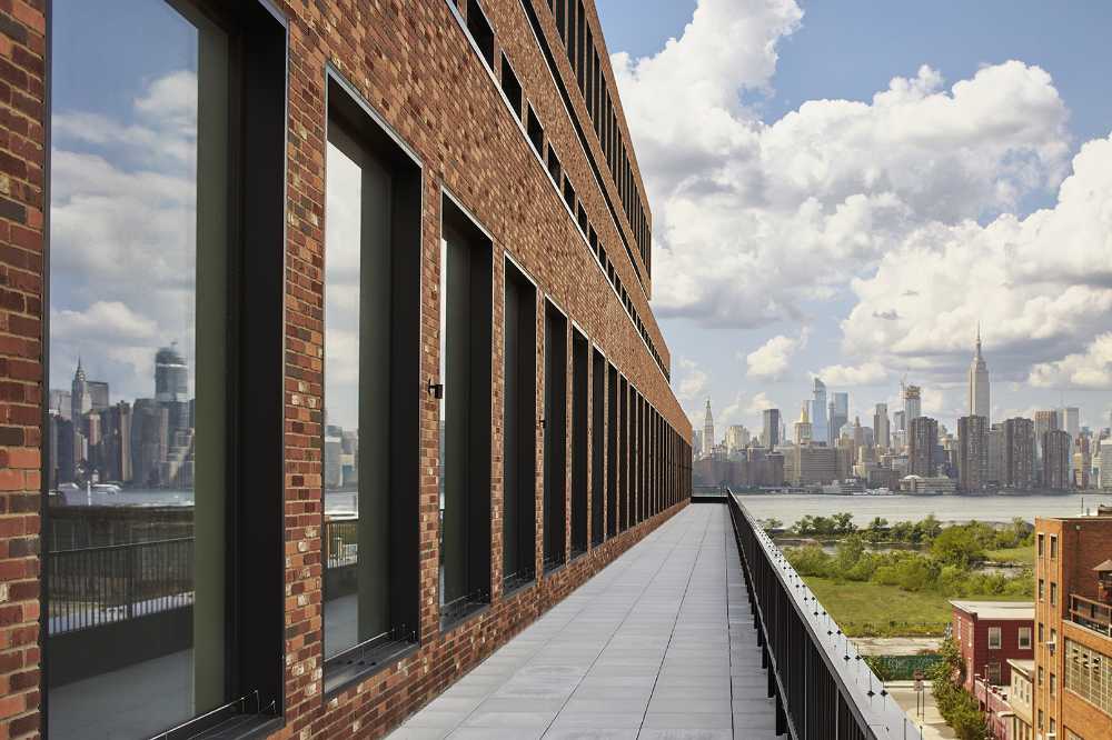 New York edificio uffici mattoni e vetro terrazza