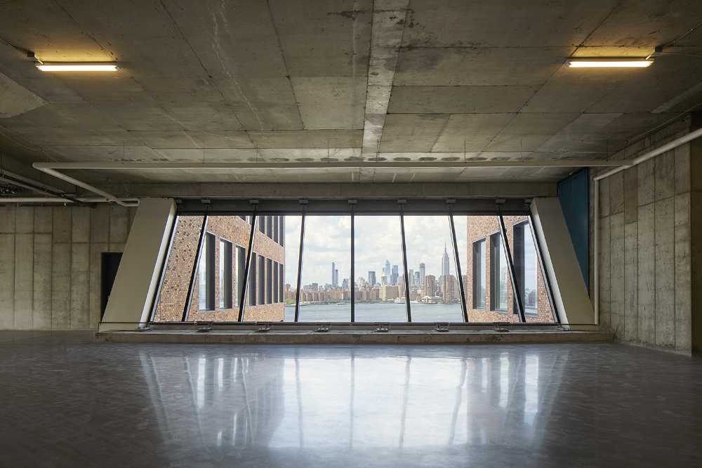 New York edificio uffici mattoni e vetro terrazza