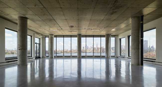 New York edificio uffici mattoni e vetro interno open space