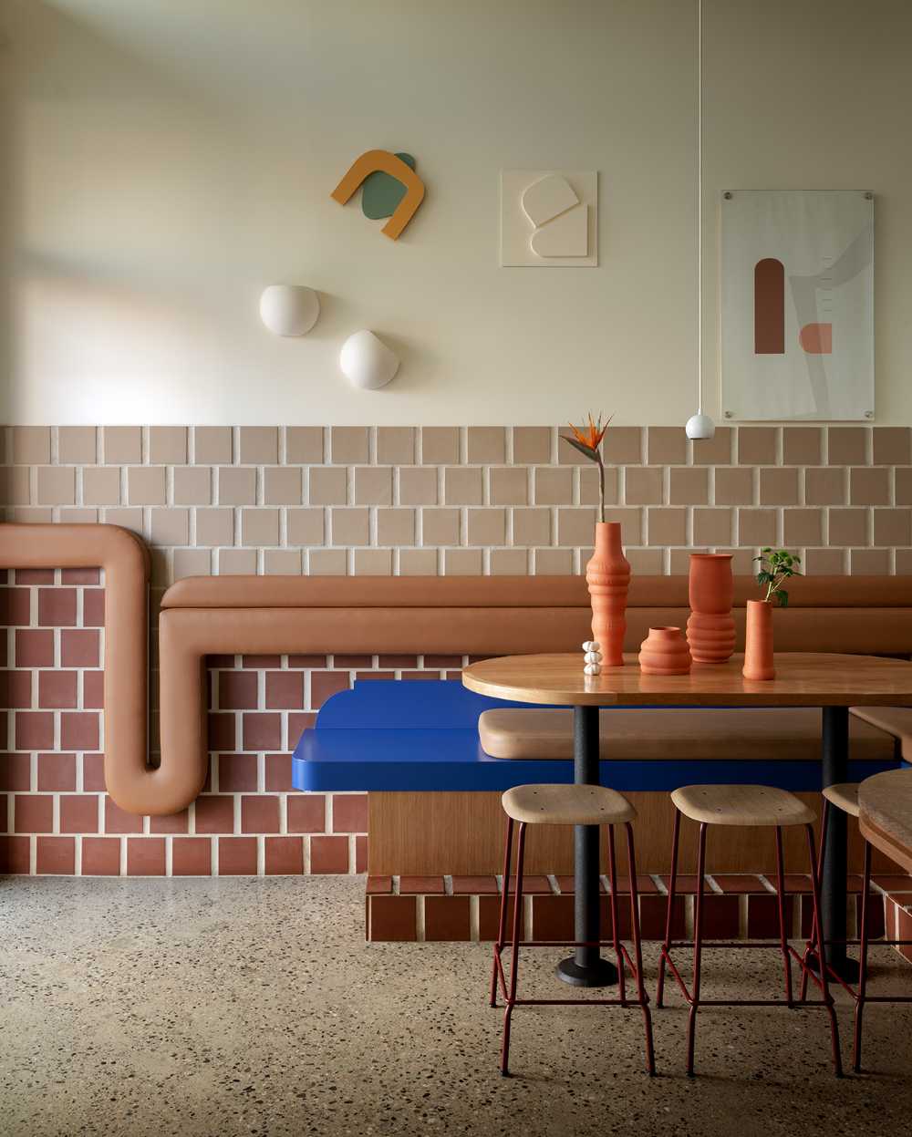 barra de tapas acabado azul y ladrillo