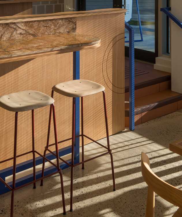 barra de tapas acabado color azul y taburete ladrillo