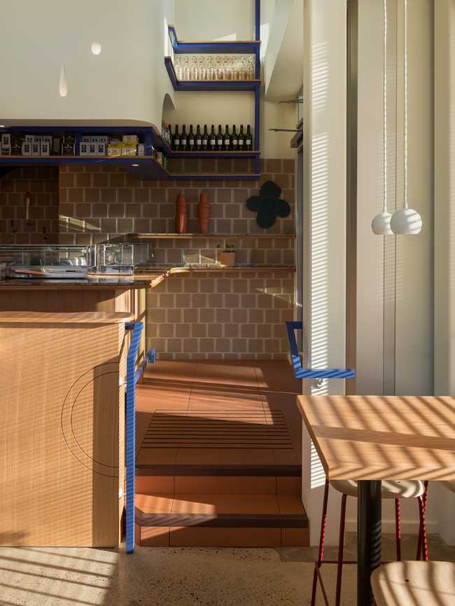 barra de tapas acabado azul y acabado madera ladrillo
