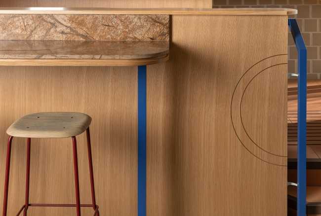 barra de tapas acabado azul y balda y taburetes de madera