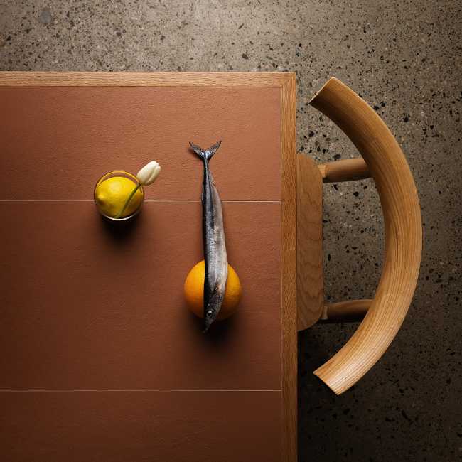 mesa de bar de tapas y silla de madera