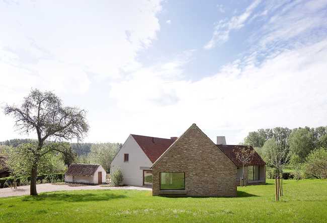 Volumi bianchi e in mattoni nella campagna