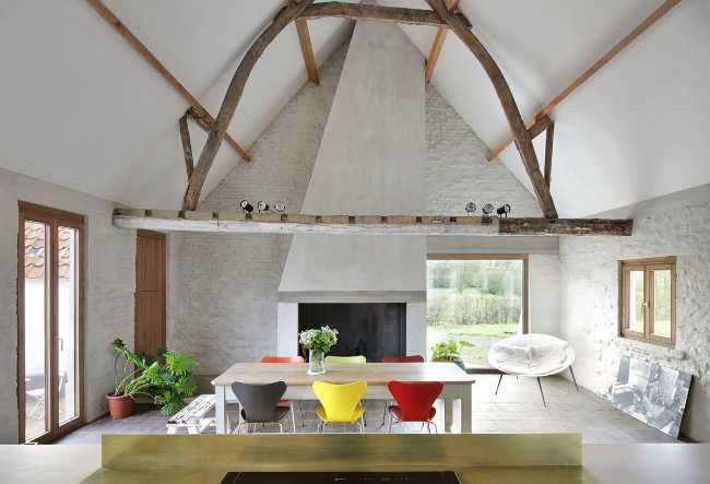 Soggiorno con camino centrale