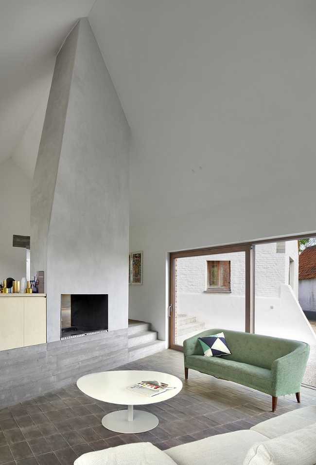 Soggiorno con camino centrale