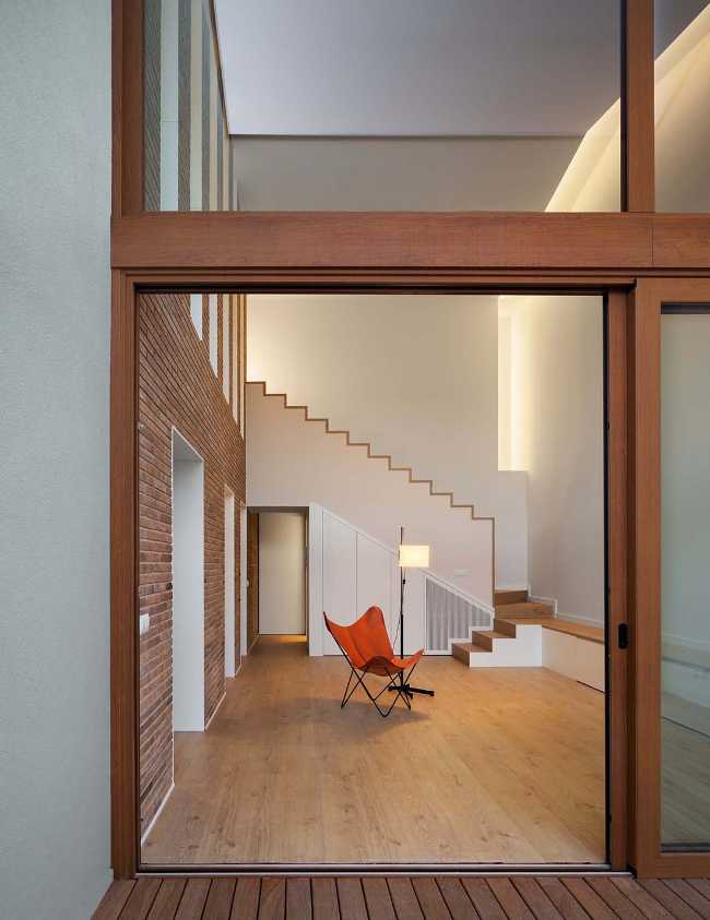 muro in mattoni faccia a vista vetrata a tutta altezza