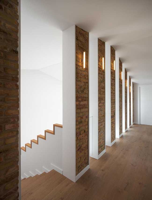 muro in mattoni faccia a vista e finiture legno