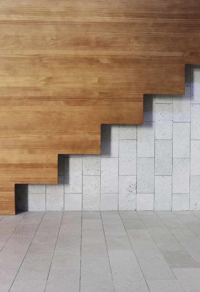 muro in mattoni faccia a vista e finiture legno