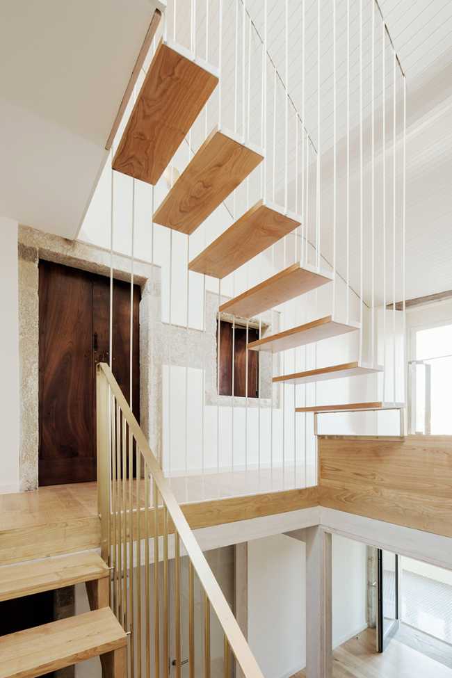 Light suspended internal staircase