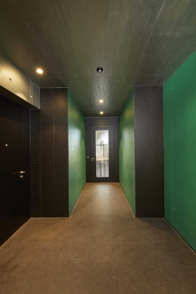 Interni in legno pitturati di verde e nero