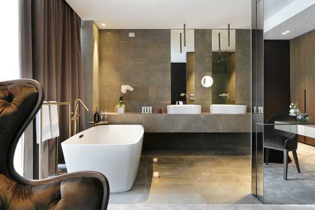 bathroom with tub