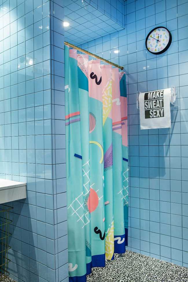 Sasha Bikof - baño azul 305 Fitness