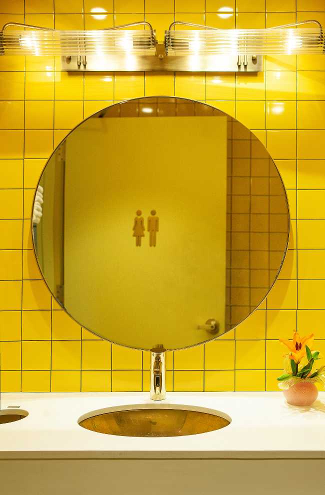 Sasha Bikof - baño amarillo 305 Fitness