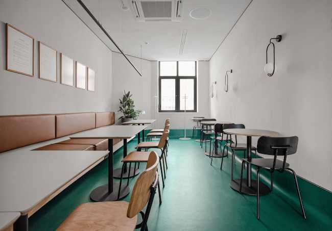 Interior restaurante y mesas