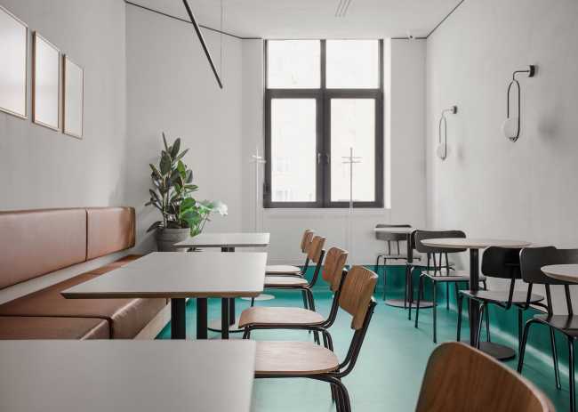 Interior restaurante y mesas