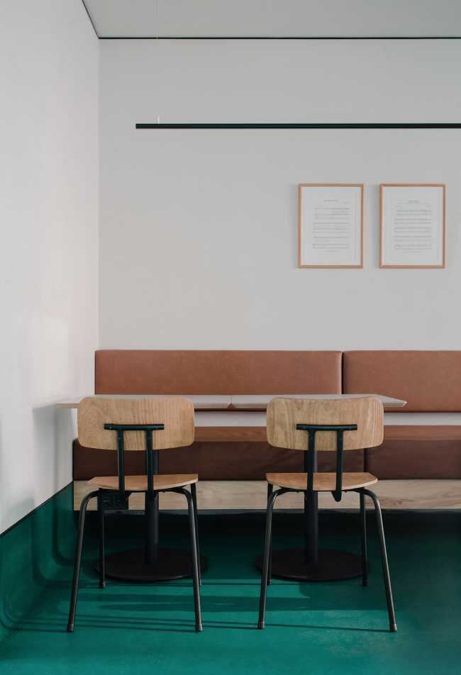 Mesa negra sentada en cuero