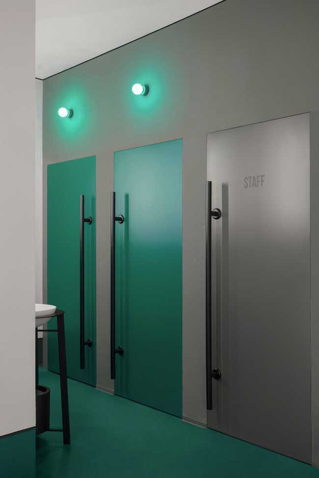 Baño con suelo y puertas verdes