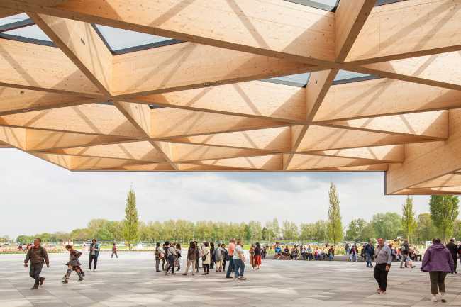 Wooden roof with triangular links