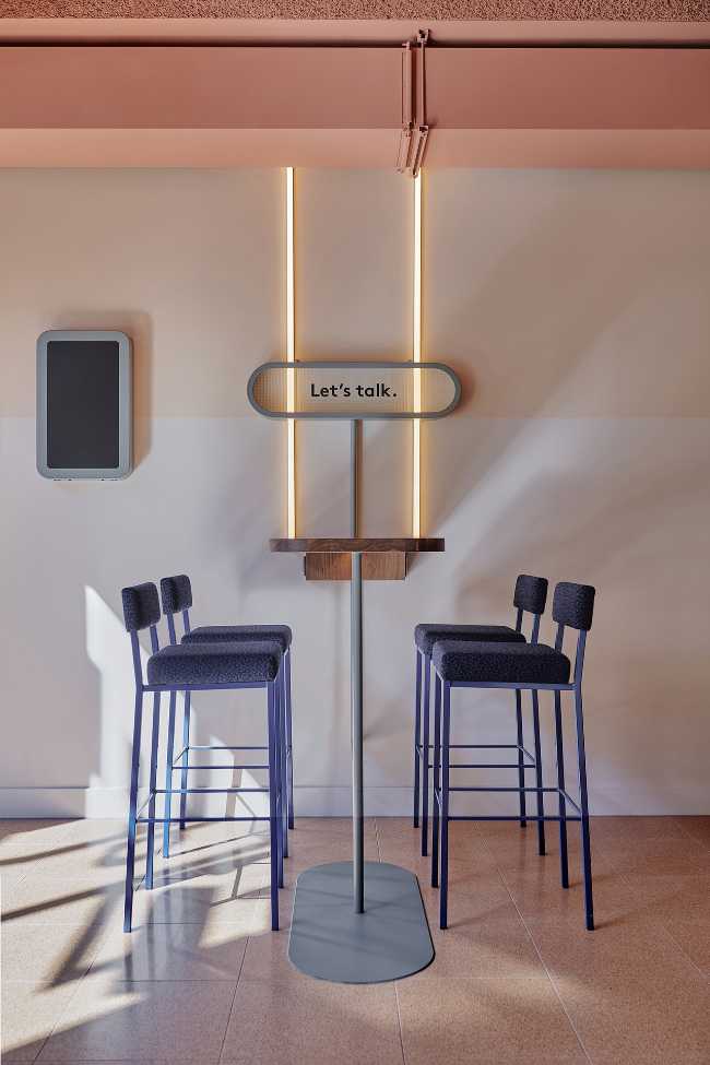 CityHub Hotel tavoli alti e sedute sgabelli colore
