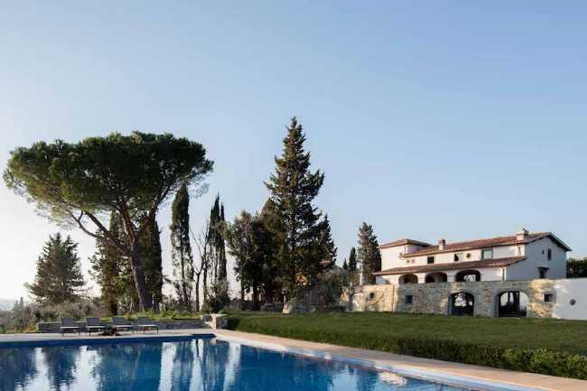 Piscina con villa storica