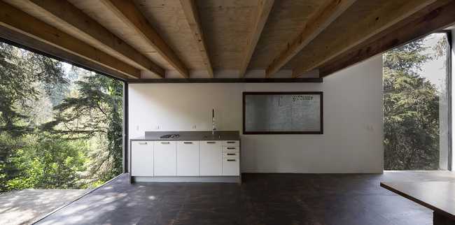 Roel Studio soffitto struttura nido d'ape e pavimento cemento  vetrate