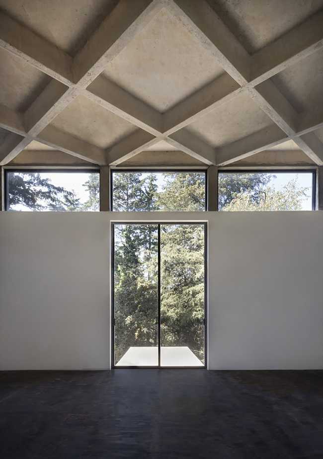 Roel Studio soffitto struttura nido d'ape e pavimento cemento