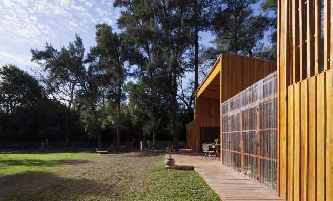 Vivienda de madera en los árboles