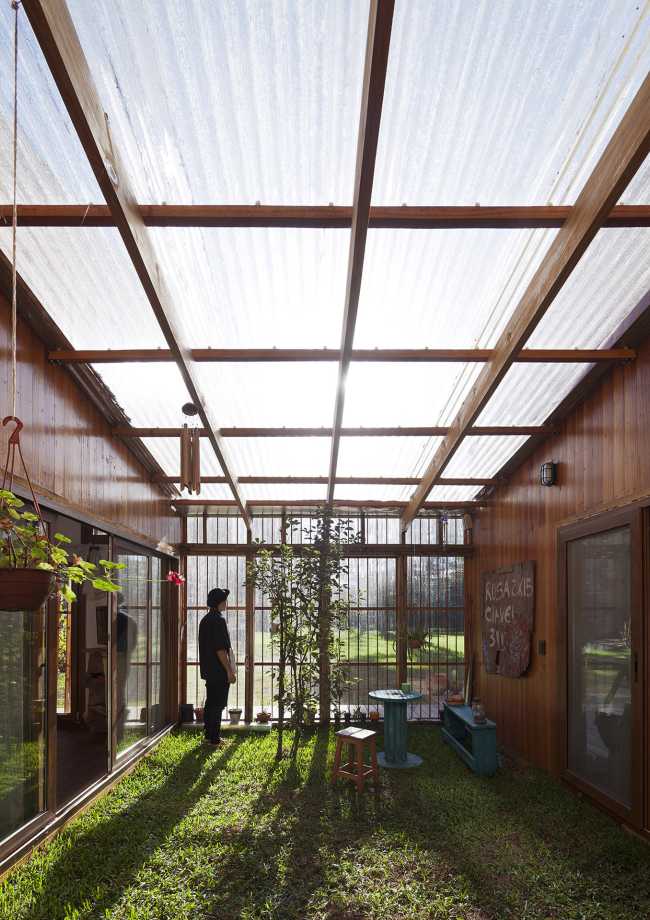 Corte interior cubierto con policarbonato