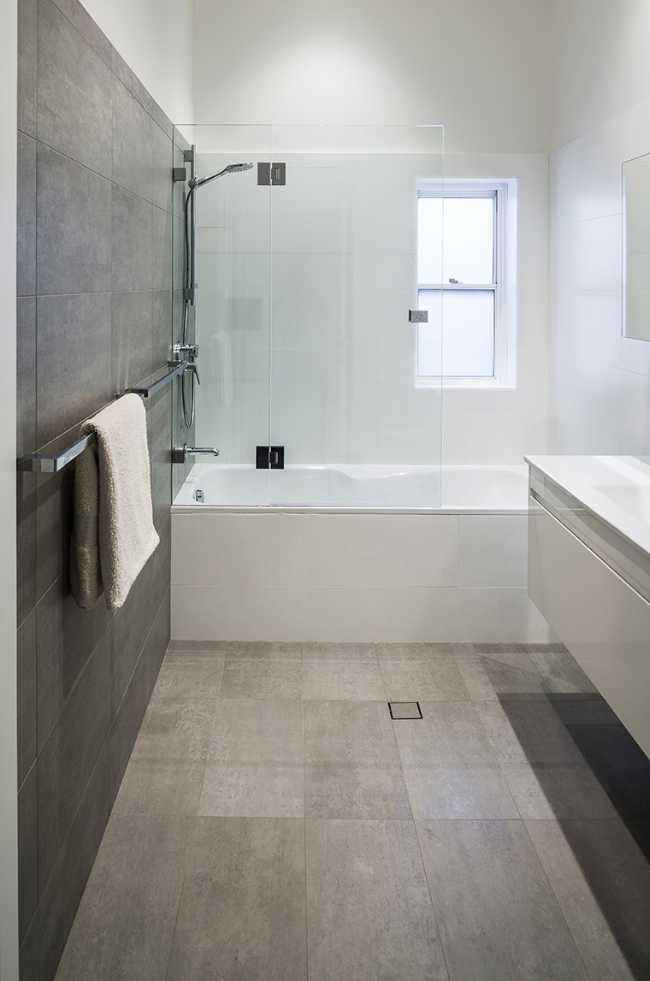 Sala da bagno grigio e bianco