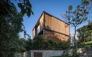 Casa Aperture: un refugio artesanal con vistas al océano en Uluwatu