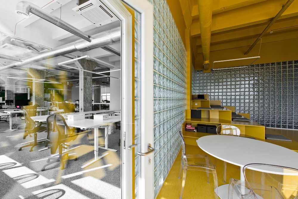 uffici open space colore giallo