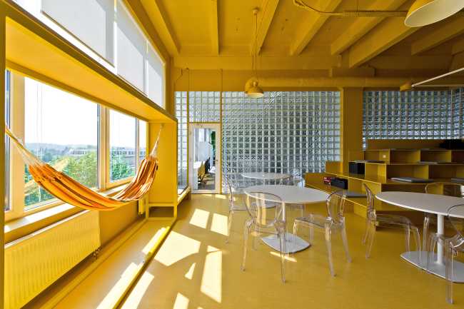 sala ricreativa gialla