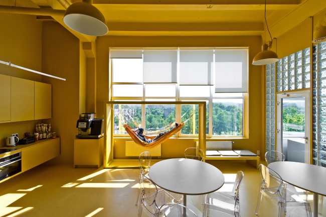 sala ricreativa gialla