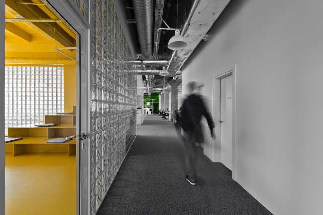 Uffici gialli e grigi