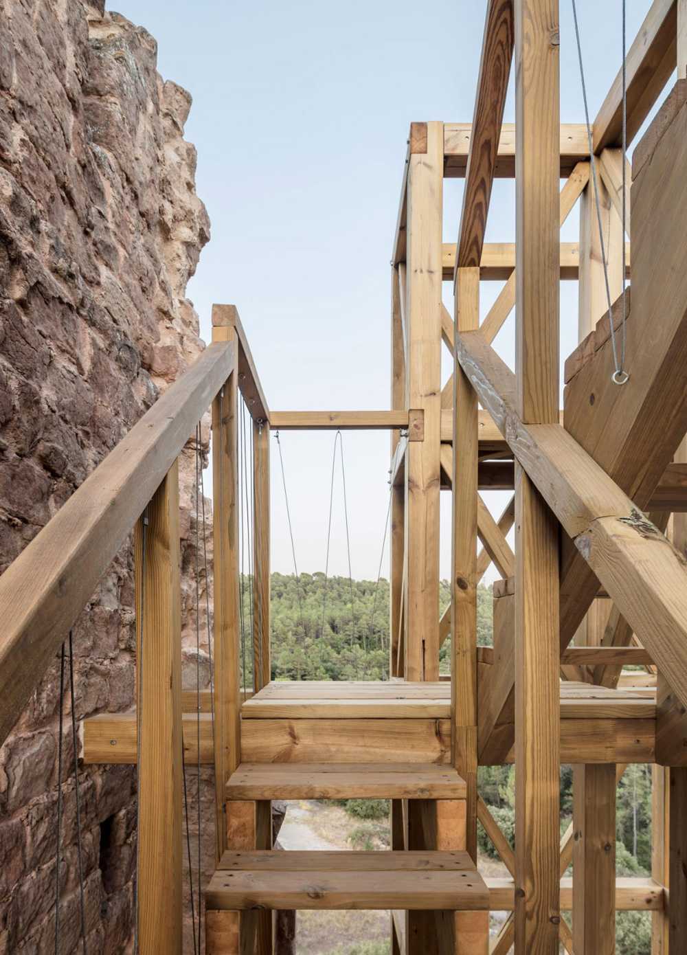 Tour en bois soutenant un vestige médiéval. Point de vue panoramique pour les visiteurs