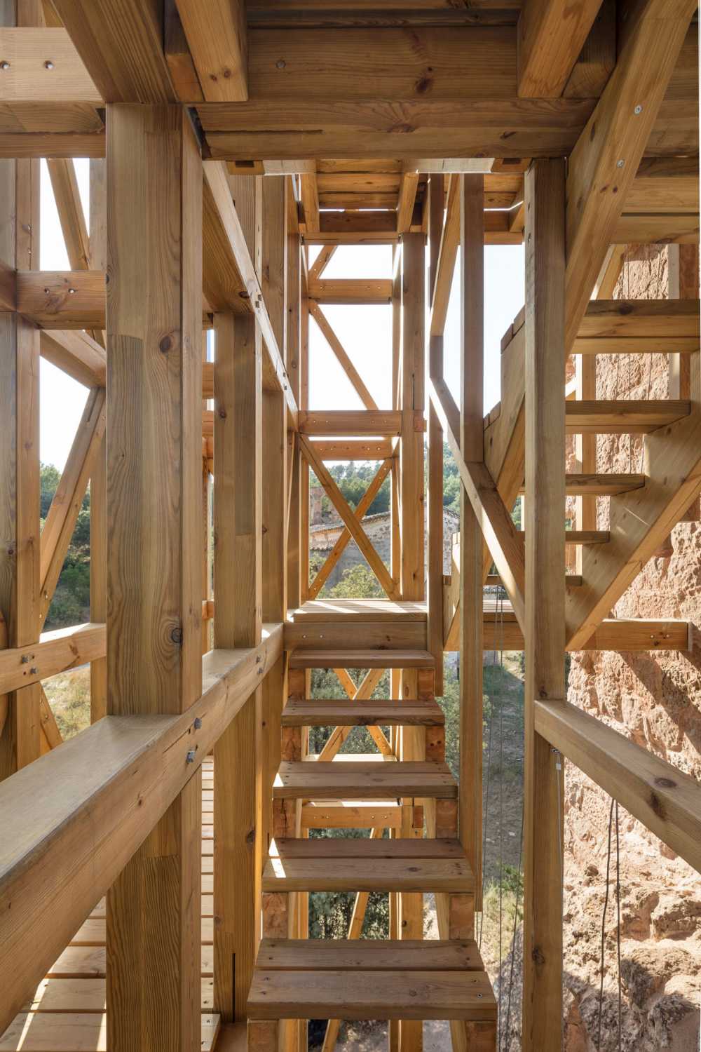 Tour en bois soutenant un vestige médiéval. Point de vue panoramique pour les visiteurs