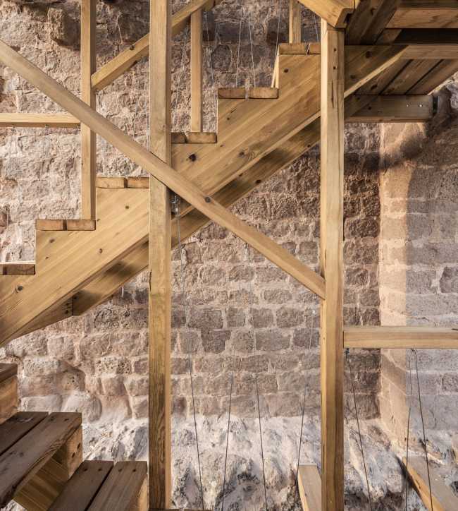 Tour en bois soutenant un vestige médiéval. Point de vue panoramique pour les visiteurs