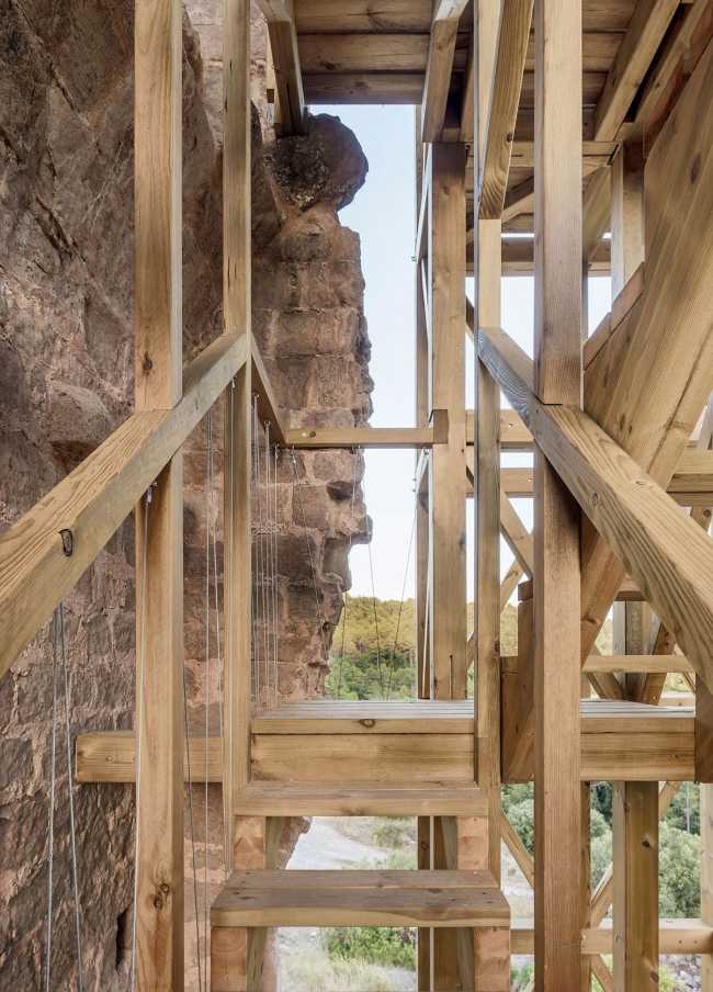 Tour en bois soutenant un vestige médiéval. Point de vue panoramique pour les visiteurs