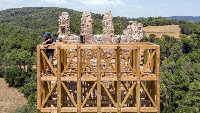 Tour en bois soutenant un vestige médiéval. Point de vue panoramique pour les visiteurs