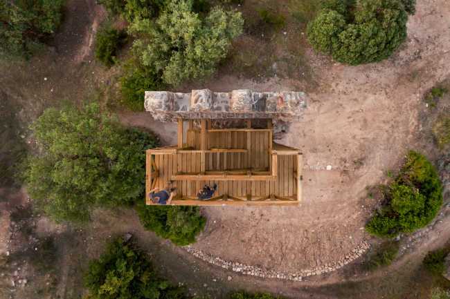 Tour en bois soutenant un vestige médiéval. Point de vue panoramique pour les visiteurs