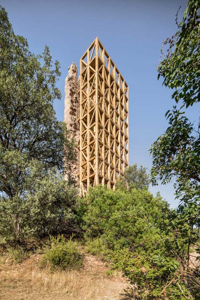 Tour en bois soutenant un vestige médiéval. Point de vue panoramique pour les visiteurs